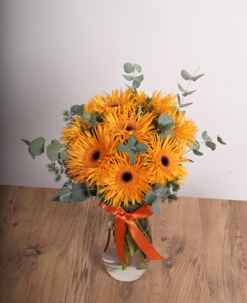 Turuncu Gerbera Vazoda iek Aranjman